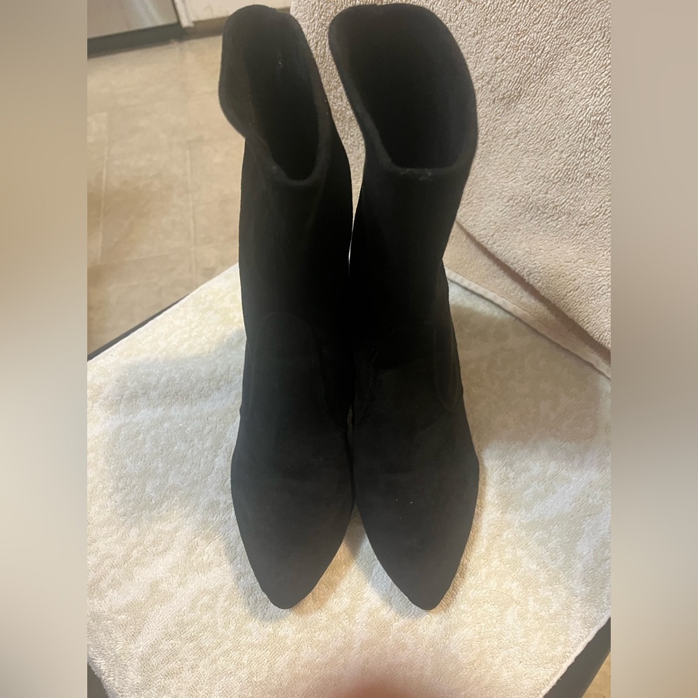 Classic Black‎ Heeled Boots with Sleek Silhouette
